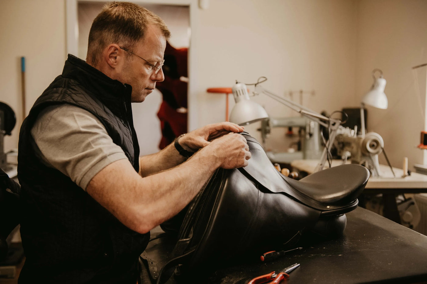 Sadelmager Jan Guldborg er specialist i reparation af sadler